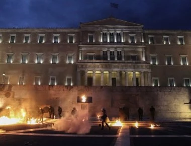 EKTAKTO: Κατάφεραν και έσπασαν τον αστυνομικό κλοιό δύο πολίτες στη Βουλή - Μπήκαν στο προαύλιο